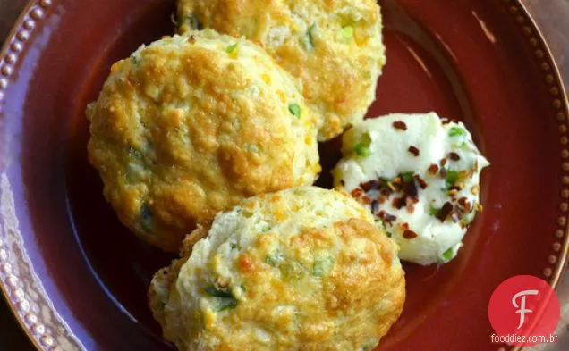 Cheddar Scones de Cebolinha com manteiga de agave Jalapeno