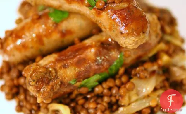 Salsichas de uma panela e lentilhas com chalotas assadas doces