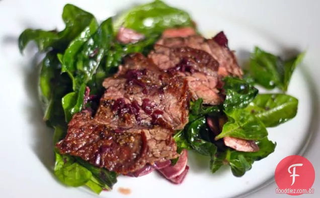 Salada de bife e espinafre com saia de Eric Ripert com vinho tinto-vinagrete de chalota