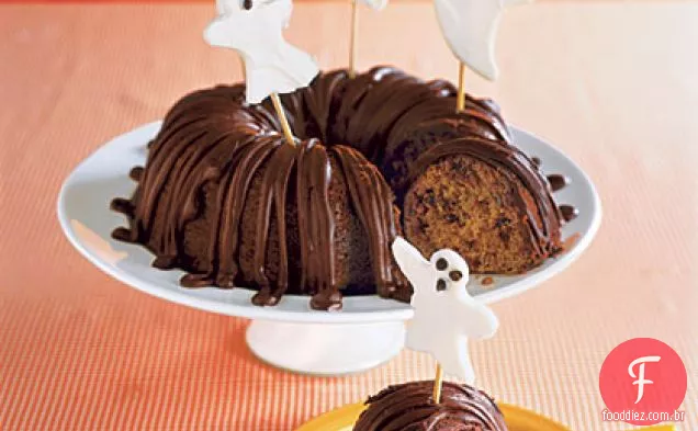 Bolo de abóbora com pequenos fantasmas