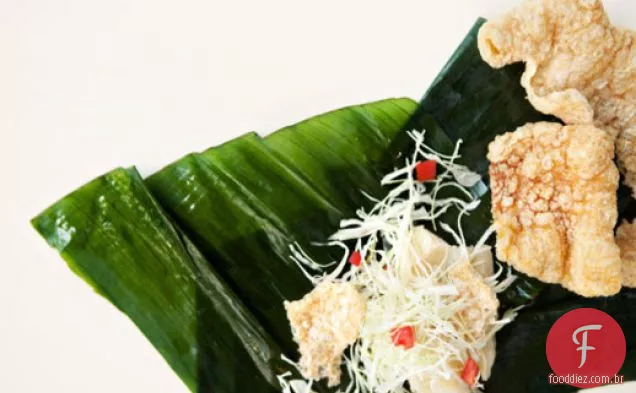 Vigorón ou Chicharrón con Yucca (Yucca e cascas de porco)