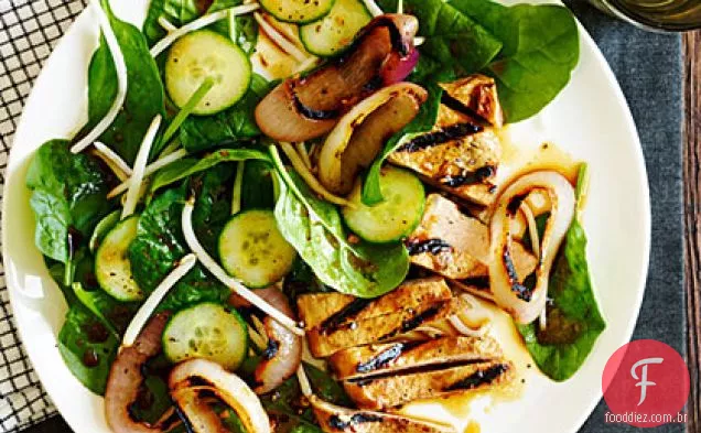 Salada chinesa de porco e espinafre com pimenta preta