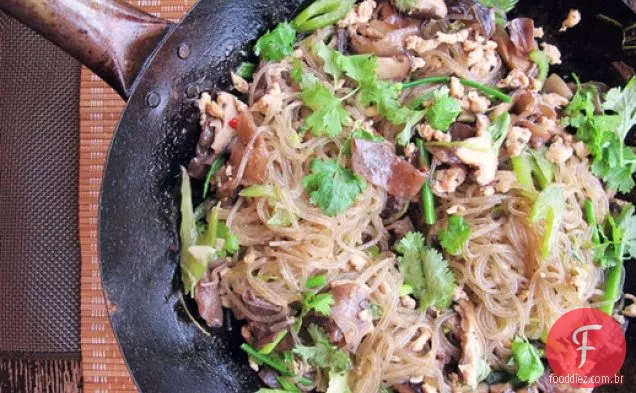 Macarrão de vidro com frango e cogumelos