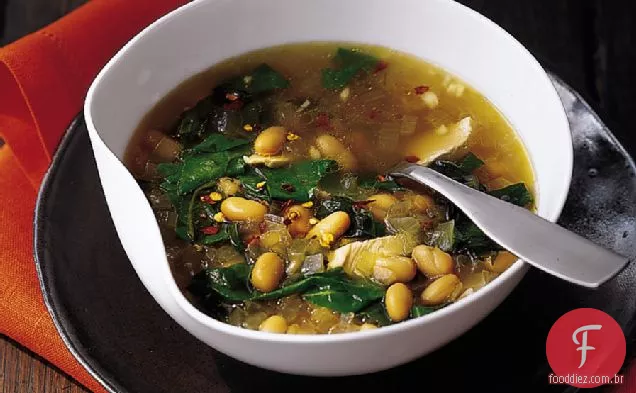 Sopa de feijão branco com frango e acelga
