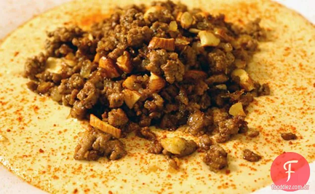 Jantar esta noite: Hummus com cordeiro moído e amêndoas