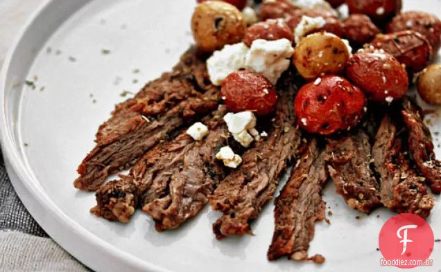 Bife Grelhado Da Saia Da Erva Com Batatas Do Limão-Feta