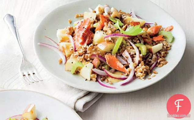 Salada de salmão defumado e Baga De Trigo