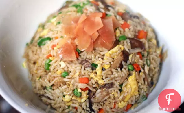 Arroz frito com cogumelos com gengibre em conserva