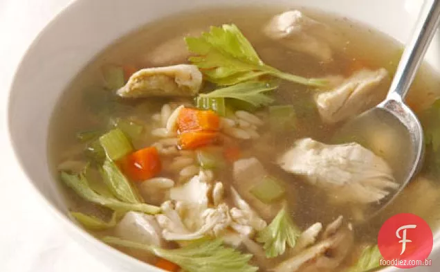 Caldo de galinha e Sopa De Macarrão De Galinha