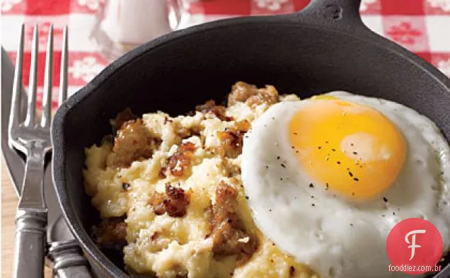 Salsicha e Cheddar Grits com ovos fritos