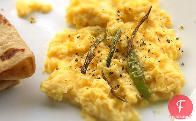 Ovos mexidos com óleo de pimenta