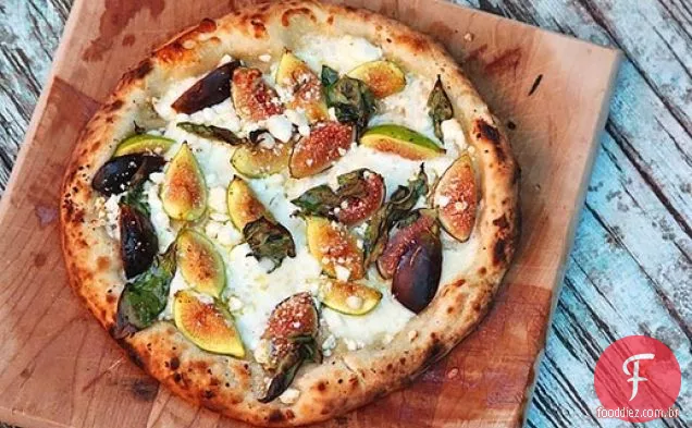 Pizza com figos, mussarela e leite de cabra Feta