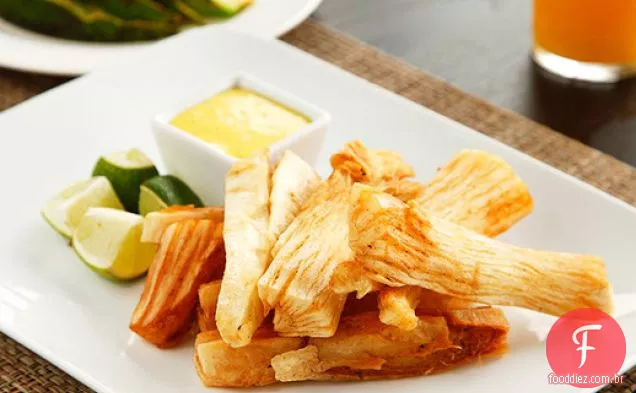 Yuca frita com maionese picante