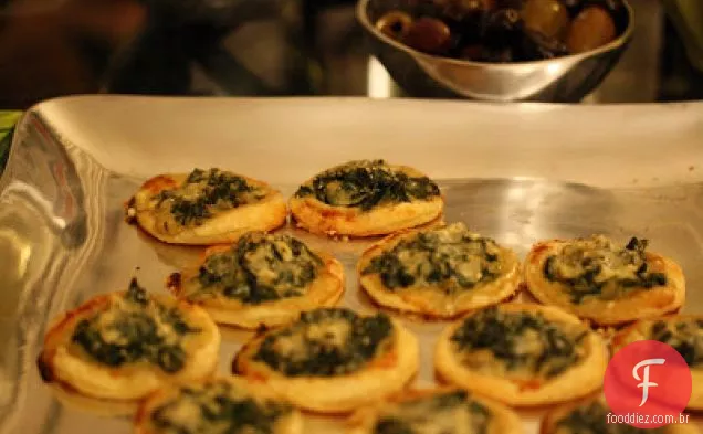 Picadas de torta de espinafre de rosto aberto