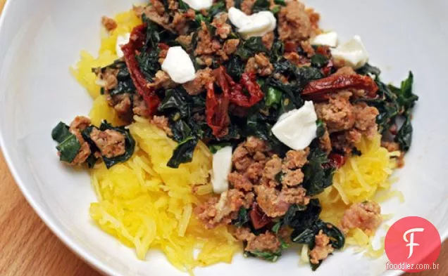Abóbora espaguete com salsicha, couve e tomates secos ao sol