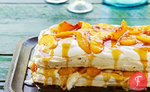 Amêndoa Pavlova com pêssegos, creme e Caramelo De Pêssego Salgado