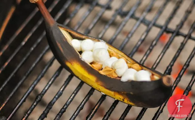 Barcos de Banana grelhados com Manteiga De Amendoim, Chocolate e Marshmallows
