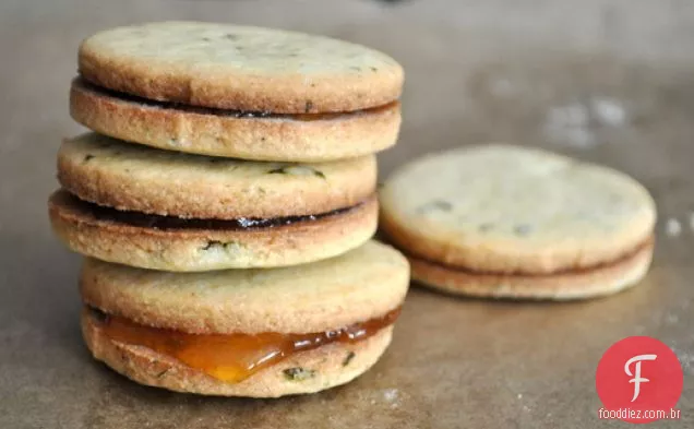 Biscoitos sanduíche de fubá de manjericão com recheio de Damasco