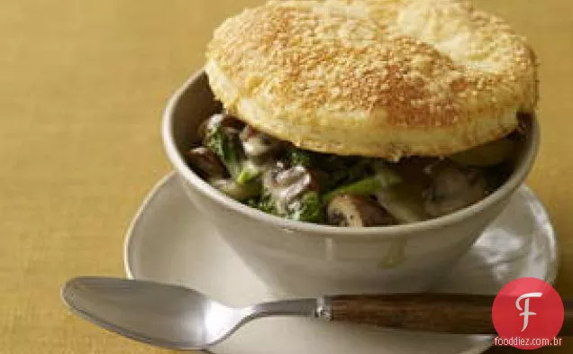 Cogumelo não-potpies com crosta de queijo parmesão