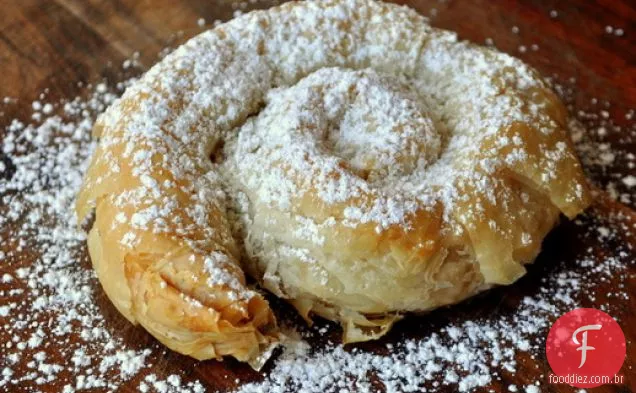 Pastelaria marroquina de amêndoa Phyllo (uma opinião sobre m'hanncha)