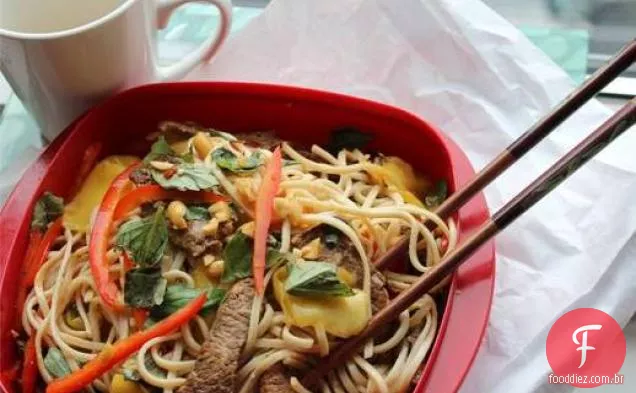 Tigela de macarrão picante com carne e manga