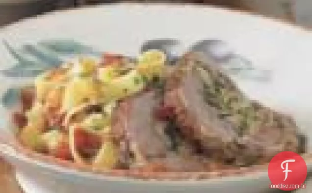 Braciole De Porco Com Tagliatelle E Molho De Tomate