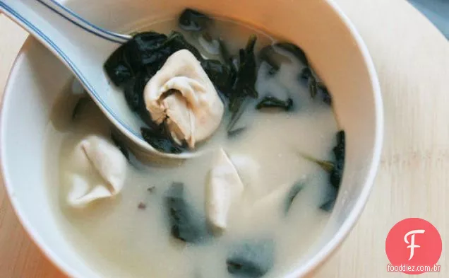Sopa de capim-limão Miso à frente com bolinhos de cogumelos