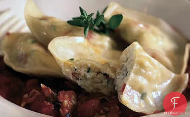 Ravioli de carne de caranguejo com molho de molusco
