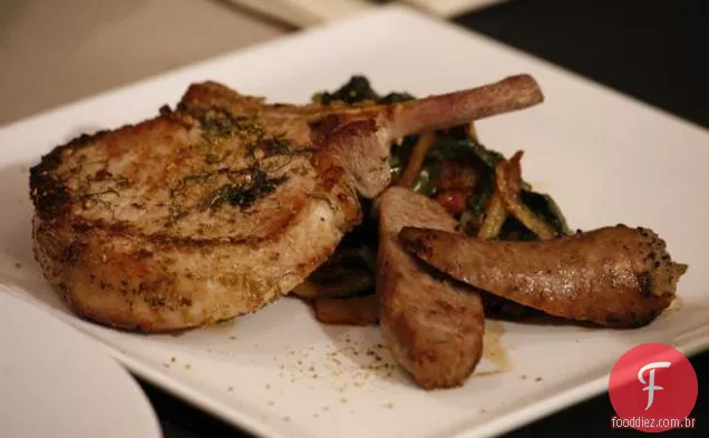 Carne de Porco de três maneiras: costeletas de porco refogadas, salsicha de funcho-Fontina e acelga suíça com Bacon e erva-doce sobre bolos de Polenta