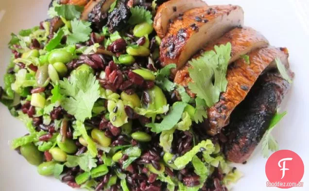 Cogumelos Miso-carbonizados e salada de Arroz Preto