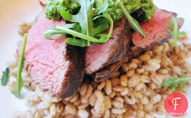 Lombo de carne carbonizada com Cacio E Pepe cevada torrada e agrião Pesto