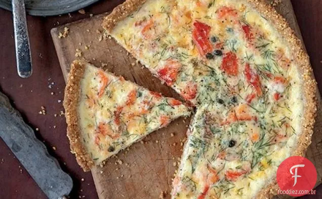Torta de Crème Fraîche de salmão defumado com uma crosta de milheto de Fubá de ' Manhãs de grãos inteiros
