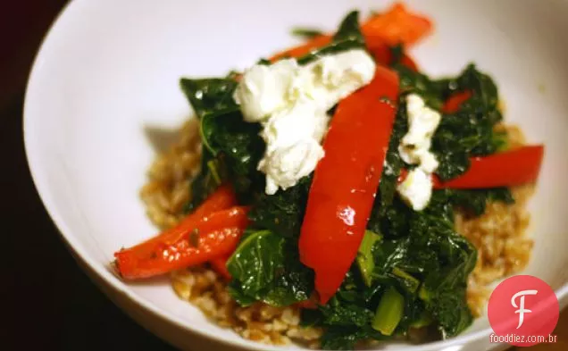 Farro com pimentão vermelho doce, couve e queijo de cabra