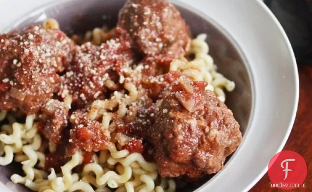 Almôndegas italianas da salsicha do fogão lento com molho de Chianti e Fusilli