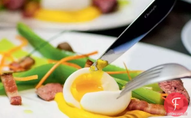 Salade Lyonnaise moderno com alho-poró, Lardons e Oeuf Mollet De ' Daniel