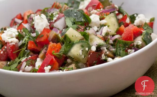 Salada grega picada com ervas frescas