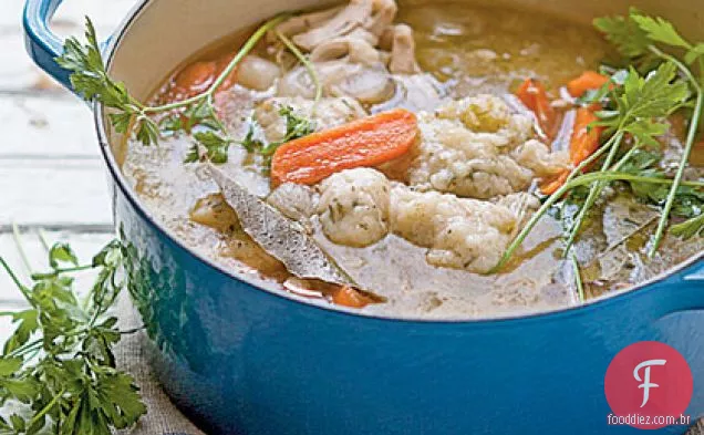 Sopa de frango e vegetais com bolinhos de ervas