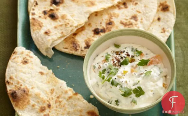 Ricota mexicana espalhada com tortilhas grelhadas