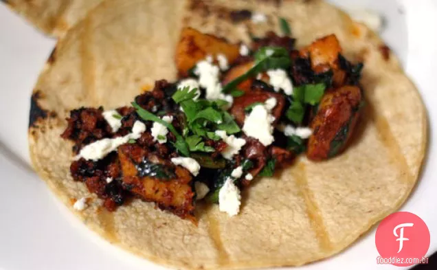 Tacos de batata, chouriço e espinafre