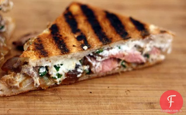 Jantar esta noite: Panini de bife de flanco com queijo de cabra e cebola caramelizada