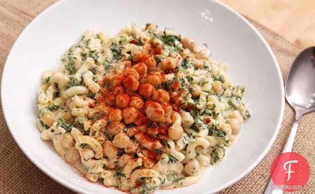 Macarrão e queijo com grão de bico e espinafre