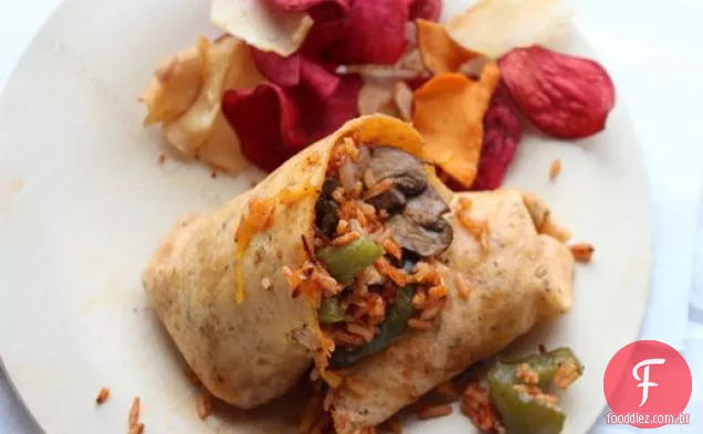 Burrito superalimentado à frente com cogumelos, Cheddar e arroz de tomate