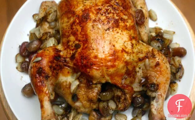 Frango assado com uvas vermelhas, cebola pérola caramelizada e molho de Panela de Porto