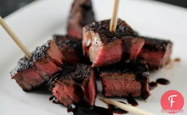 Café e kabobs de bife esfregados com Chipotle com molho de Panela de melaço robusto