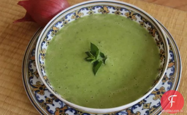 Sopa de ervilha à frente com chalota, limão e Parmesão