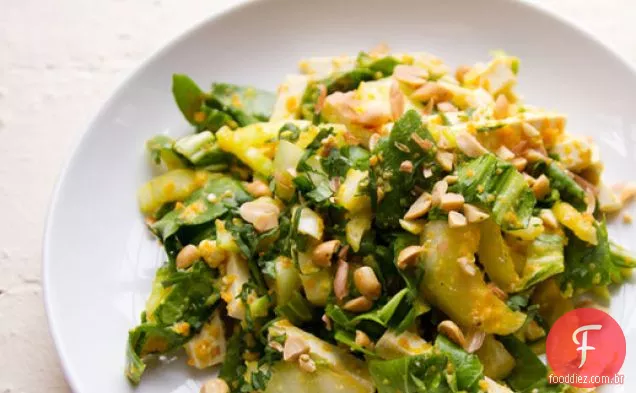 Salada Bok Choy e Tofu com molho de cenoura e gengibre