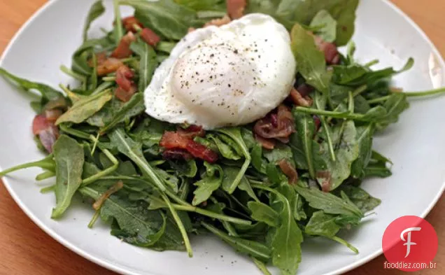 Salada de rúcula quente de Michael Ruhlman com Bacon e ovos escalfados