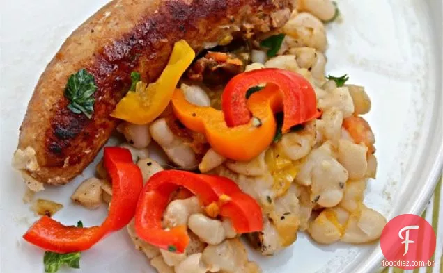 Salsicha italiana com feijão Cannellini e pimentão em conserva