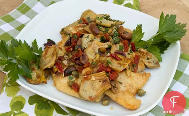 Pan peixe branco frito com alcachofras, azeitonas e tomates secos ao sol