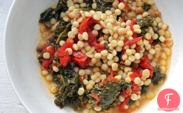 Sopa de tomate assada no final do Verão da Saltie Sandwich Shop com Fregola e couve